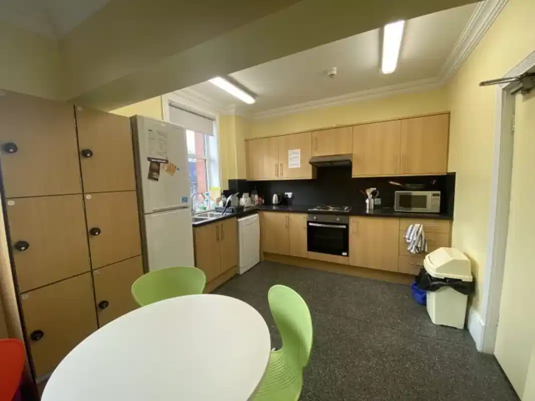 Exterior?w=400&h=260&fit=crop&q=40&auto=format&trim=auto