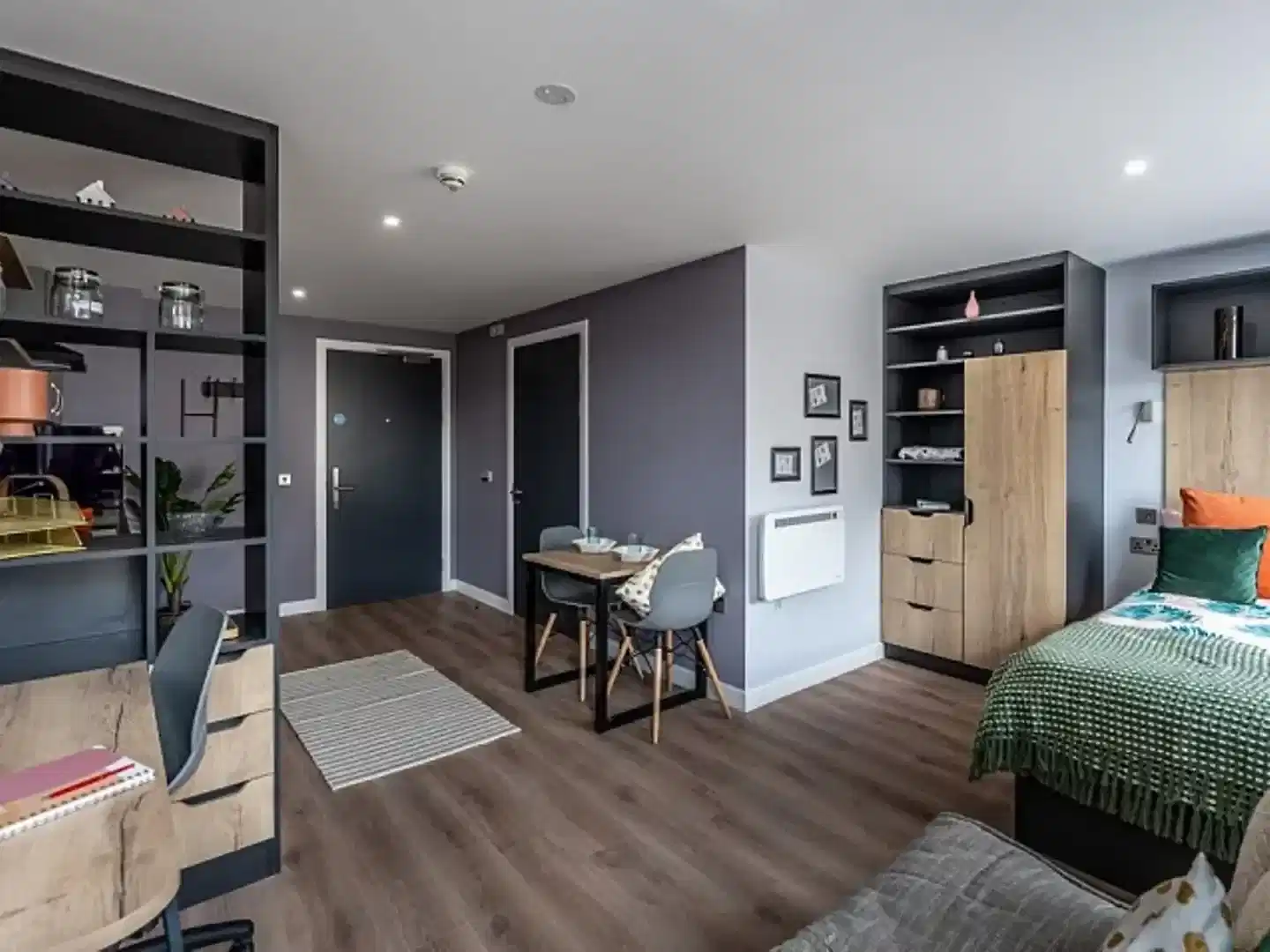 Bedroom?w=400&h=260&fit=crop&q=40&auto=format&trim=auto