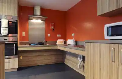 Common Area?w=400&h=260&fit=crop&q=40&auto=format&trim=auto