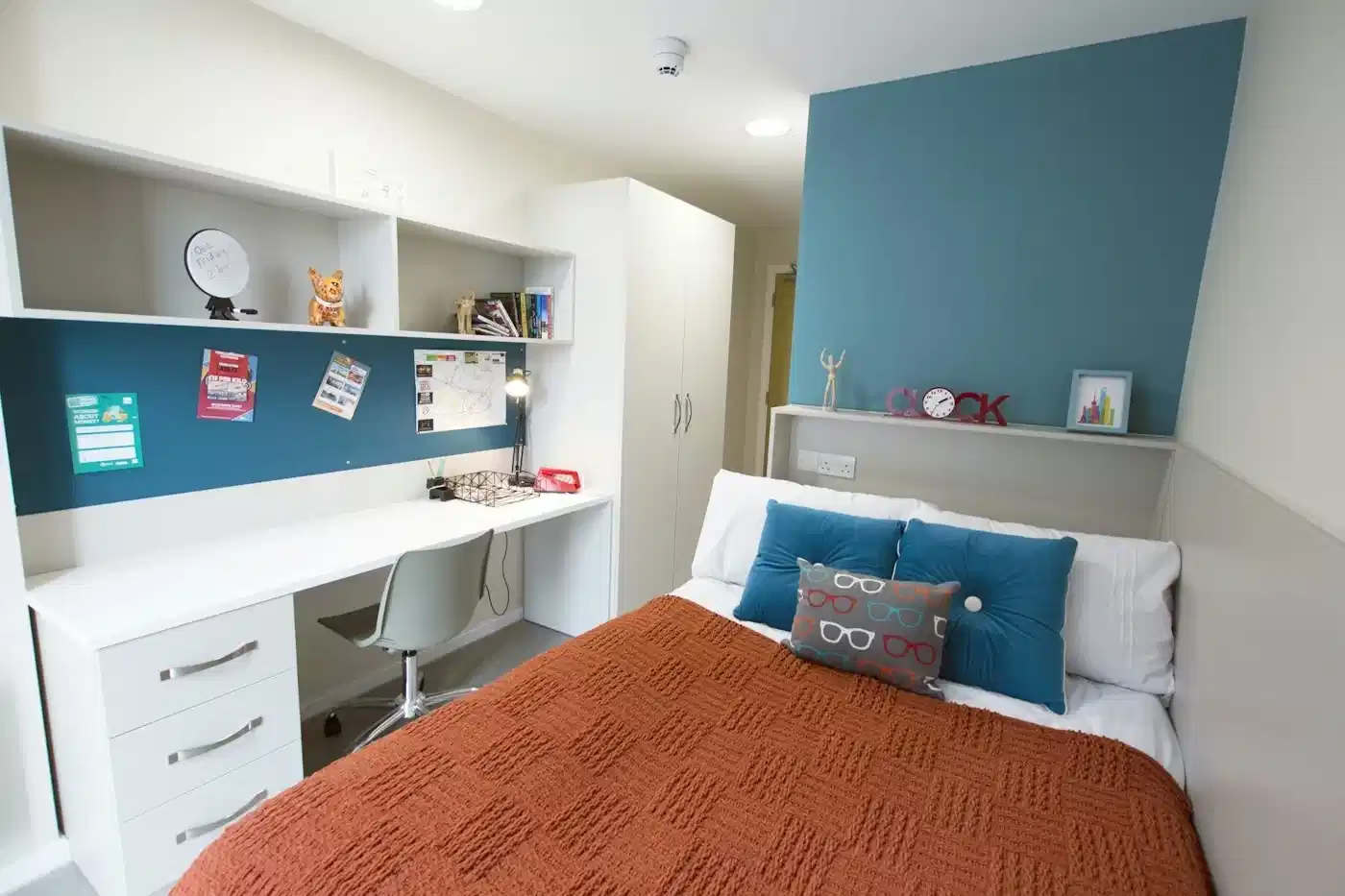 Amenities?w=400&h=260&fit=crop&q=40&auto=format&trim=auto