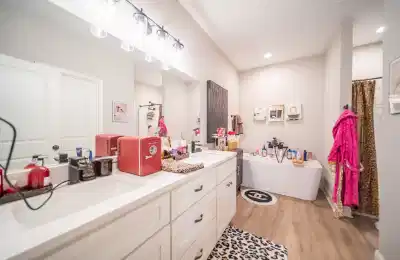 Villa West, Oxford - Oxford, Mississippi, United States - Bathroom