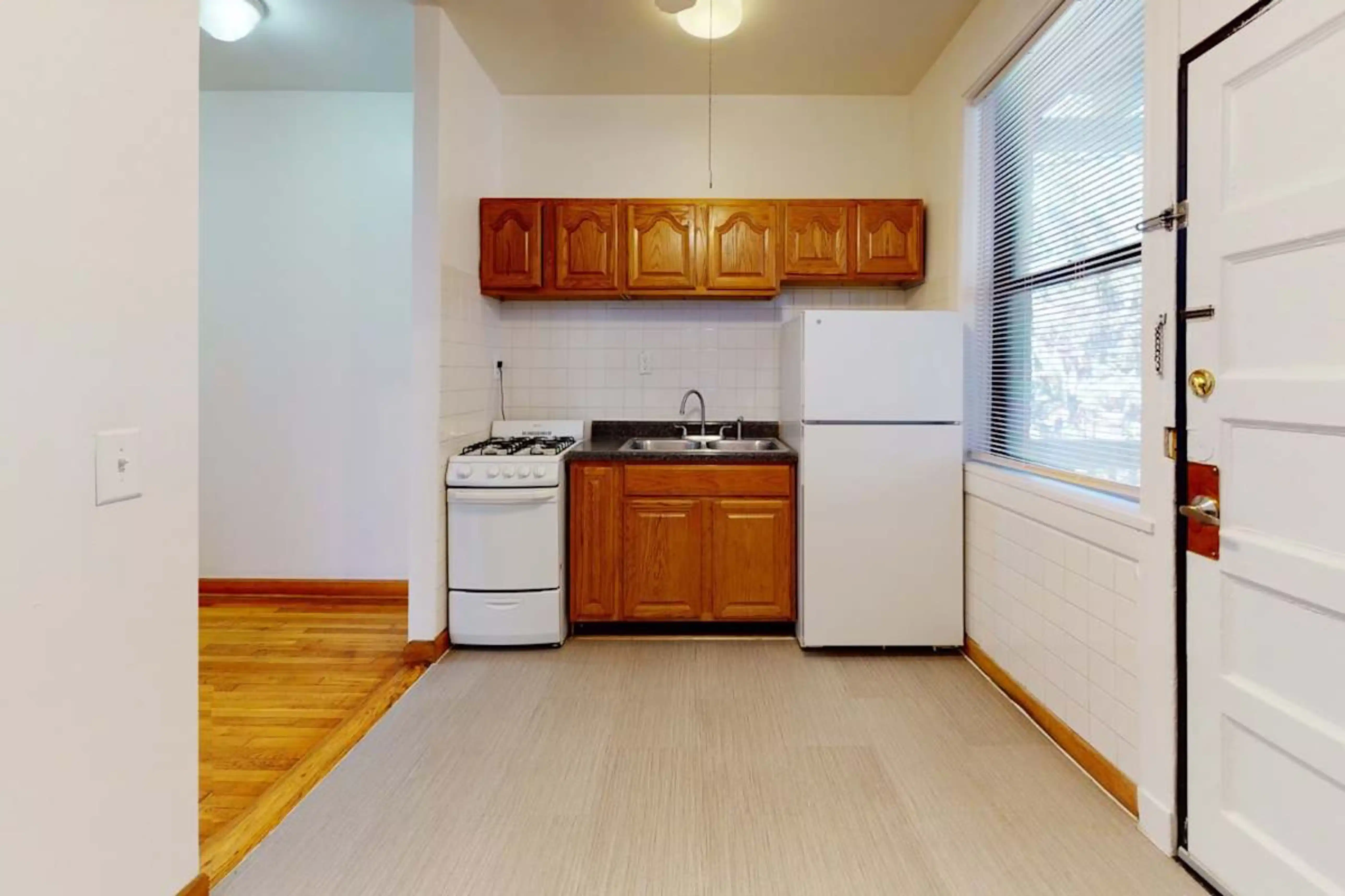 Exterior?w=400&h=260&fit=crop&q=40&auto=format&trim=auto