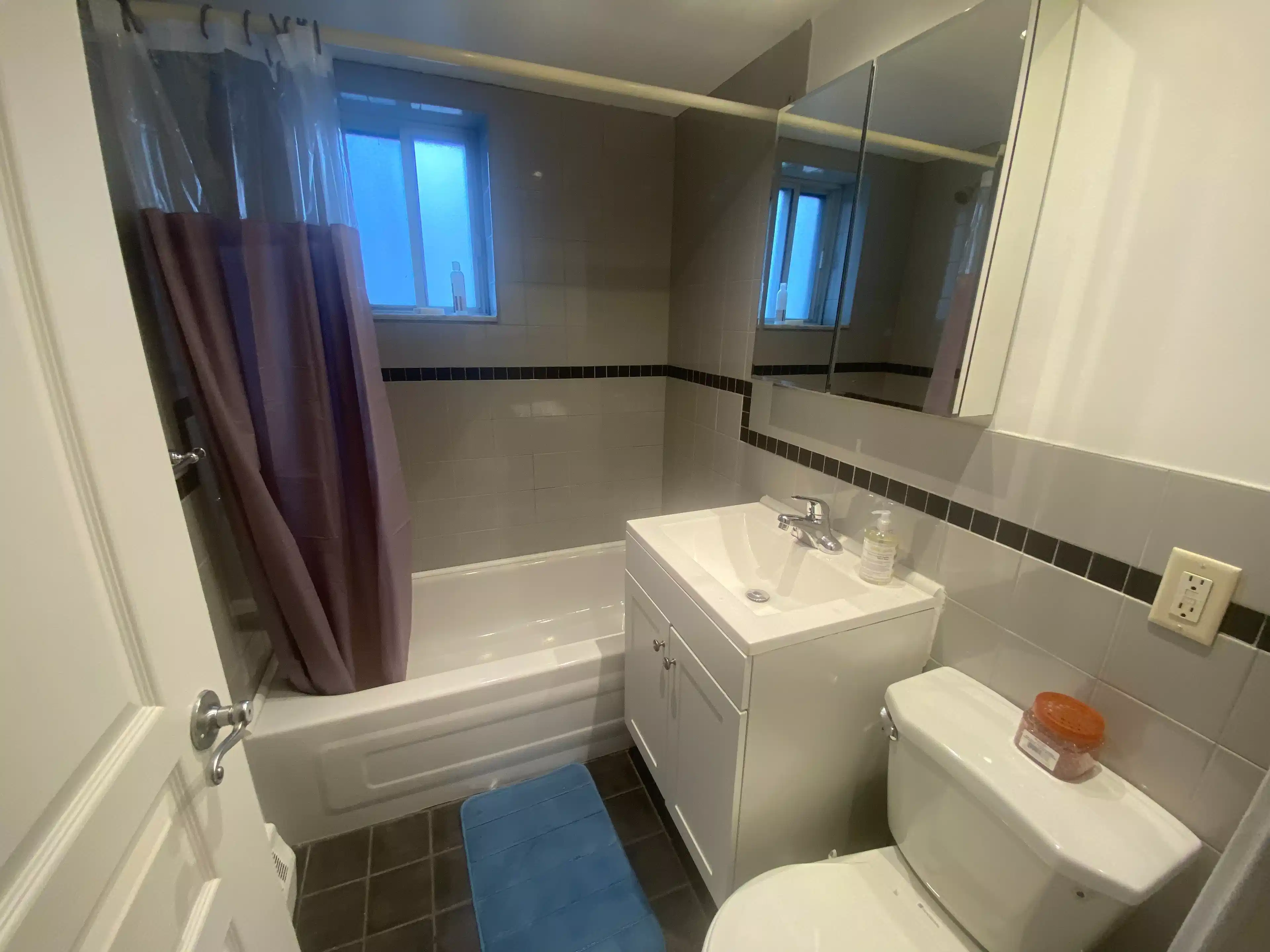 Amenities?w=400&h=260&fit=crop&q=40&auto=format&trim=auto