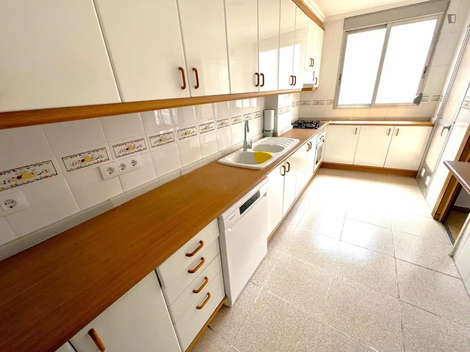 Kitchen?w=400&h=260&fit=crop&q=40&auto=format&trim=auto