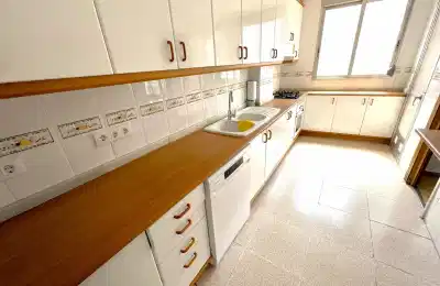 Kitchen?w=400&h=260&fit=crop&q=40&auto=format&trim=auto