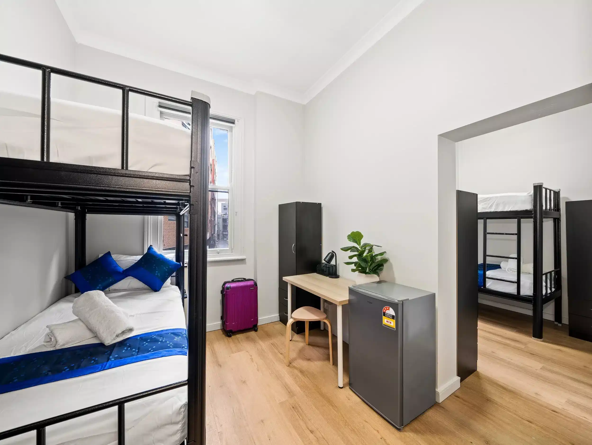 Bedroom?w=400&h=260&fit=crop&q=40&auto=format&trim=auto