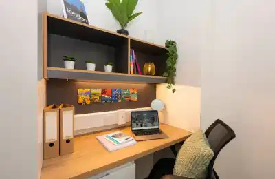 Common Area?w=400&h=260&fit=crop&q=40&auto=format&trim=auto