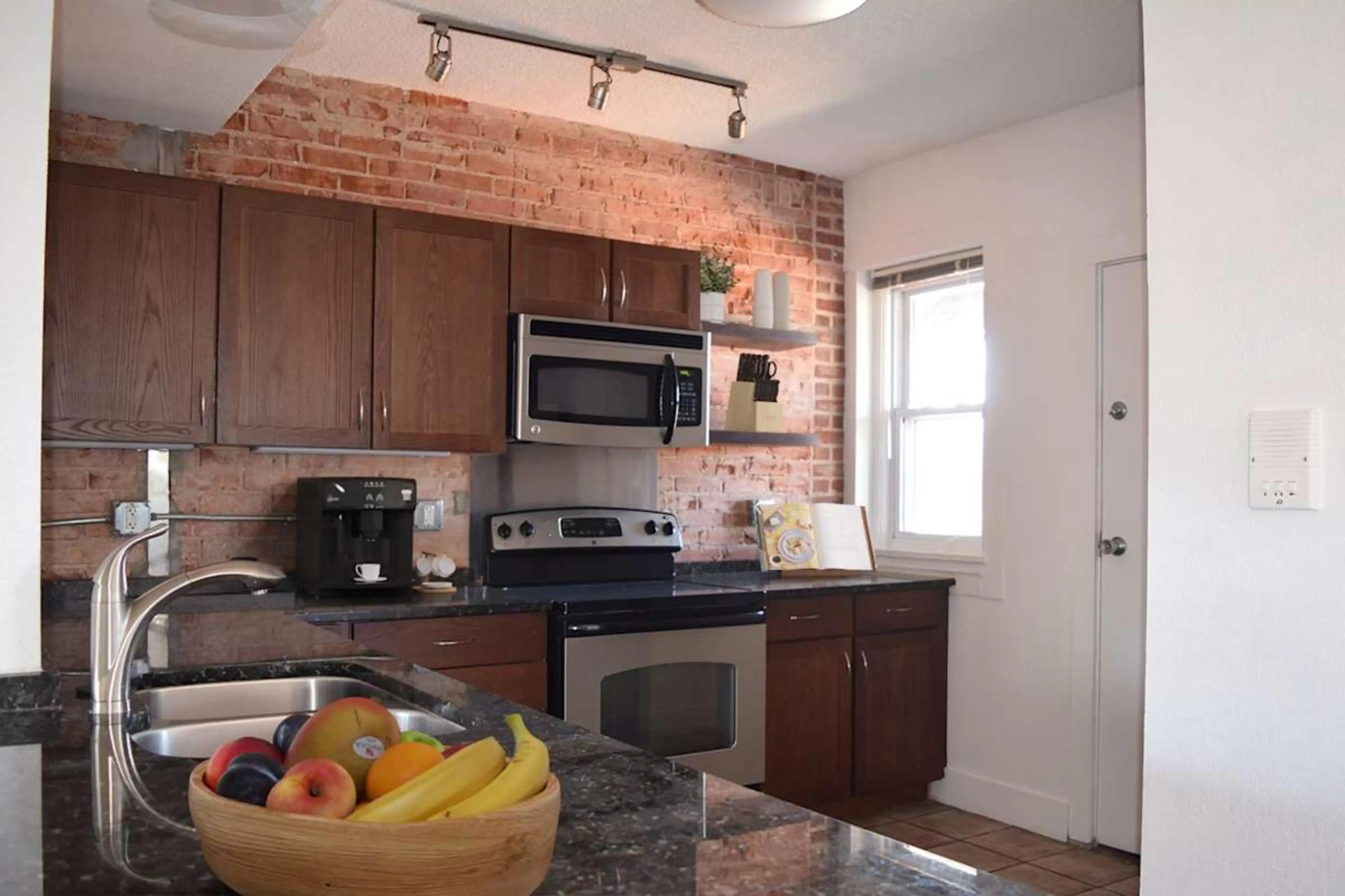 Amenities?w=400&h=260&fit=crop&q=40&auto=format&trim=auto