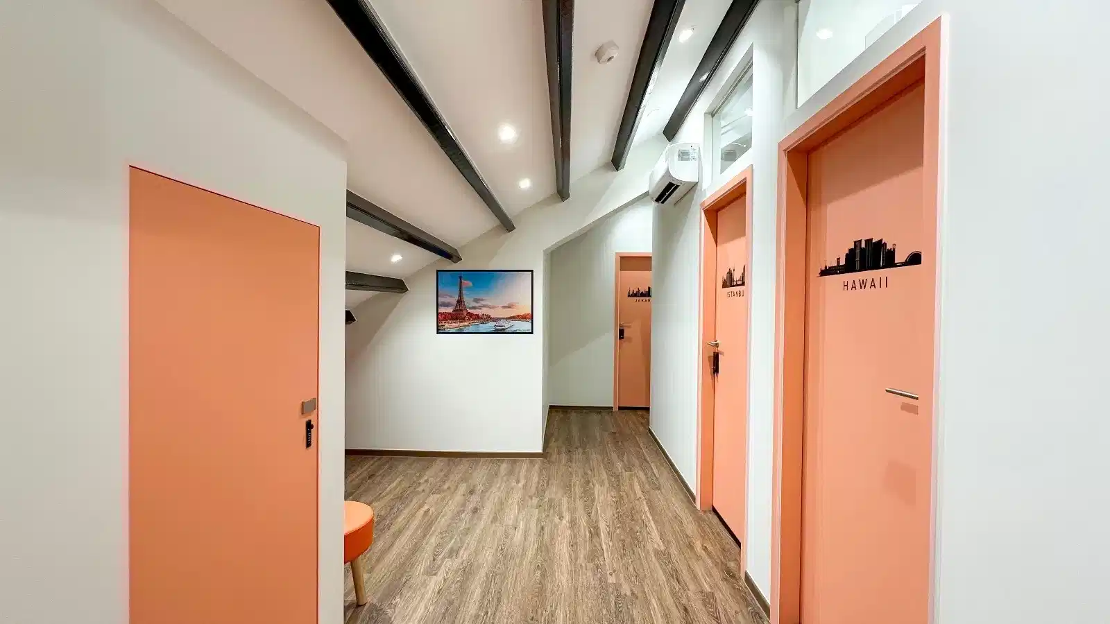 Common Area?w=400&h=260&fit=crop&q=40&auto=format&trim=auto