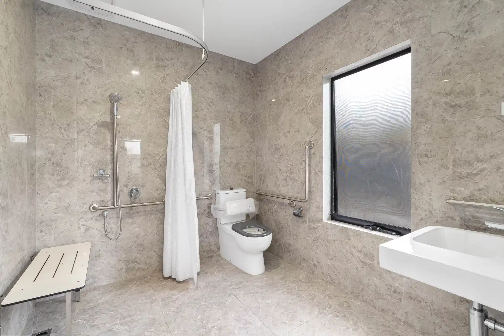 Exterior?w=400&h=260&fit=crop&q=40&auto=format&trim=auto