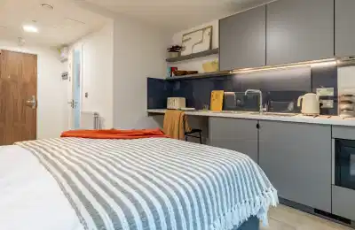 Bedroom?w=400&h=260&fit=crop&q=40&auto=format&trim=auto