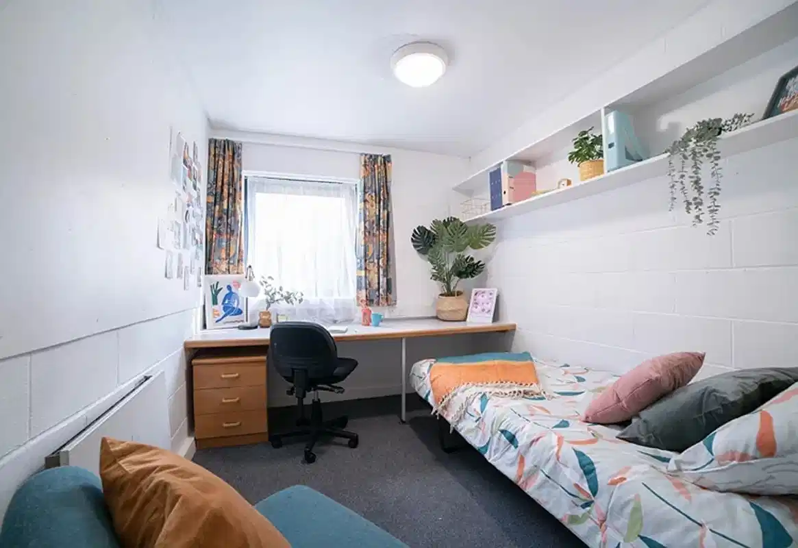 Southlands, London - London, England, United Kingdom - Amenities