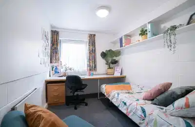 Southlands, London - London, England, United Kingdom - Amenities