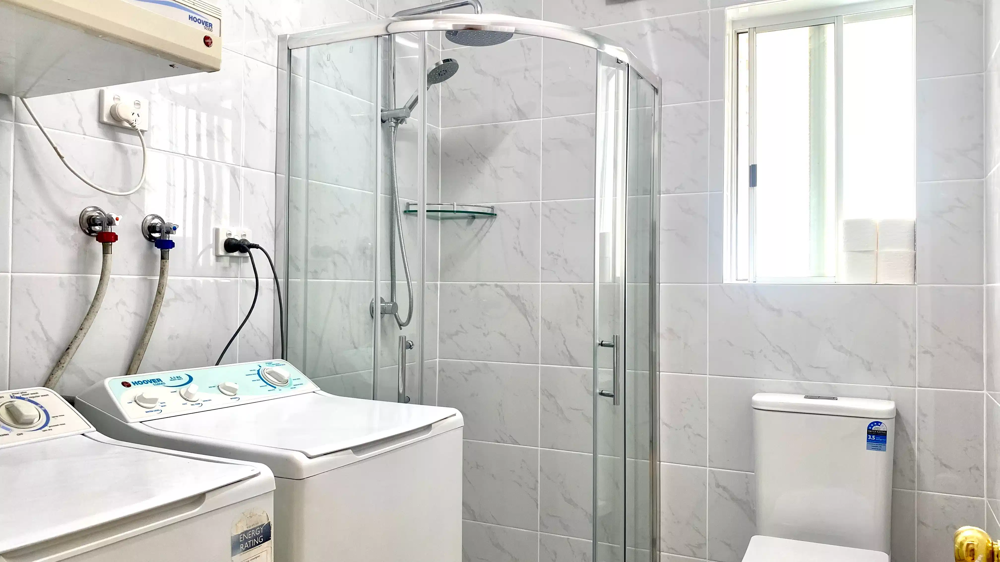 Room 1 - Bathroom?w=400&h=260&fit=crop&q=40&auto=format&trim=auto
