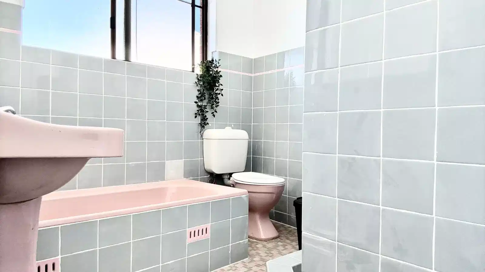 Room 3 - Bathroom?w=400&h=260&fit=crop&q=40&auto=format&trim=auto