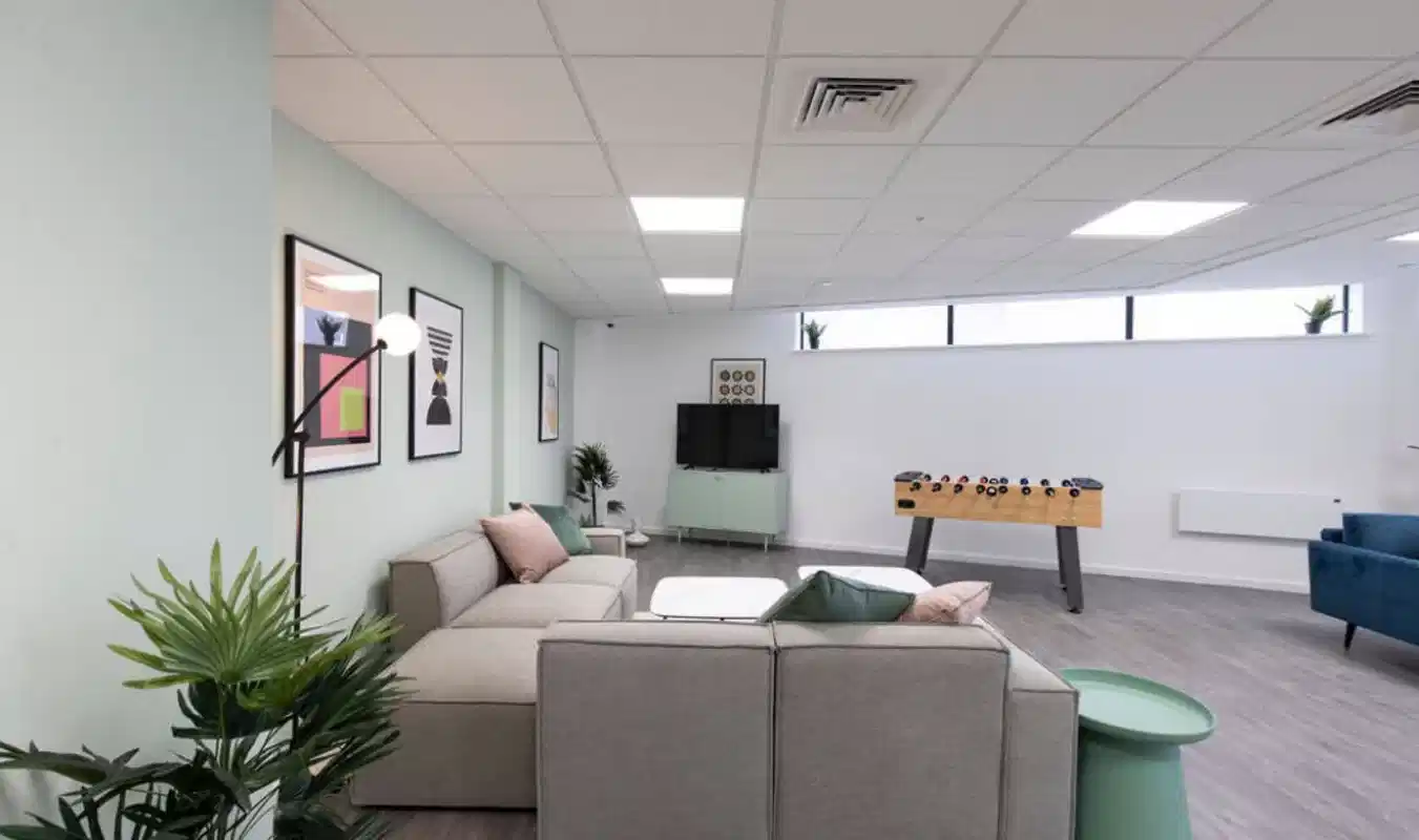 Common Area?w=400&h=260&fit=crop&q=40&auto=format&trim=auto