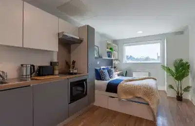 Common Area?w=400&h=260&fit=crop&q=40&auto=format&trim=auto