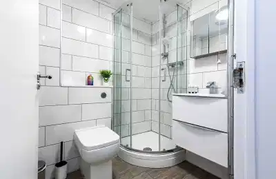 Common Area?w=400&h=260&fit=crop&q=40&auto=format&trim=auto