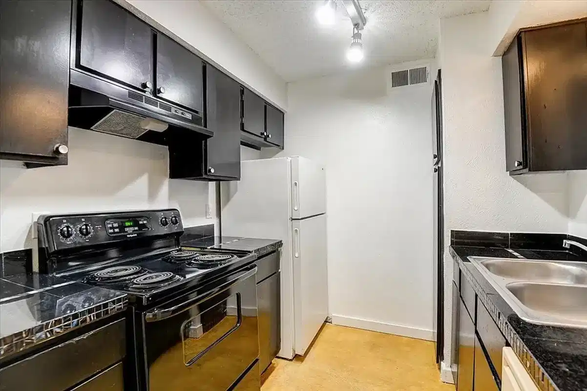 Bathroom?w=400&h=260&fit=crop&q=40&auto=format&trim=auto