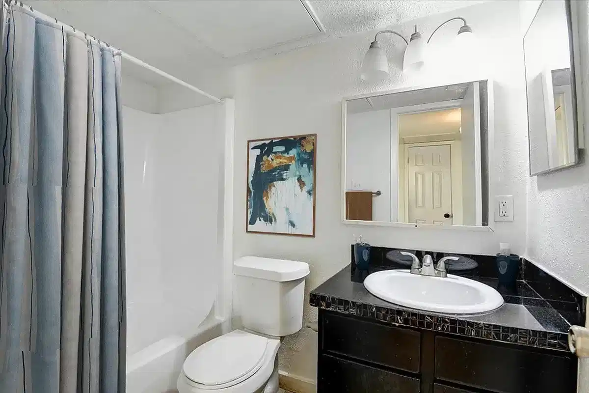 Crash Pads I, Denton - Denton, Texas, United States - Bathroom