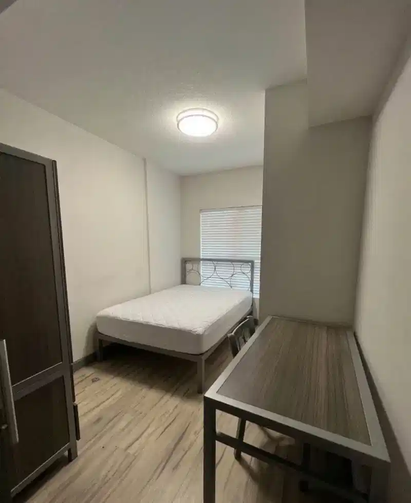 Bedroom?w=400&h=260&fit=crop&q=40&auto=format&trim=auto