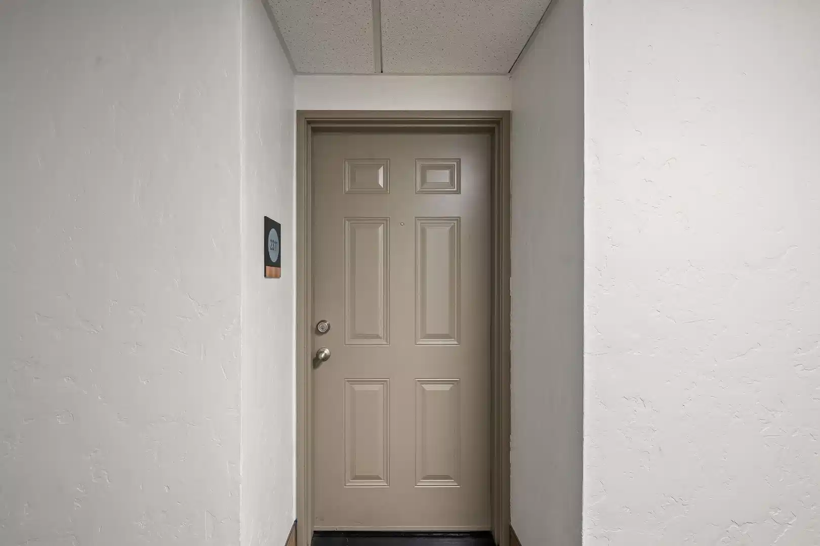 Exterior?w=400&h=260&fit=crop&q=40&auto=format&trim=auto