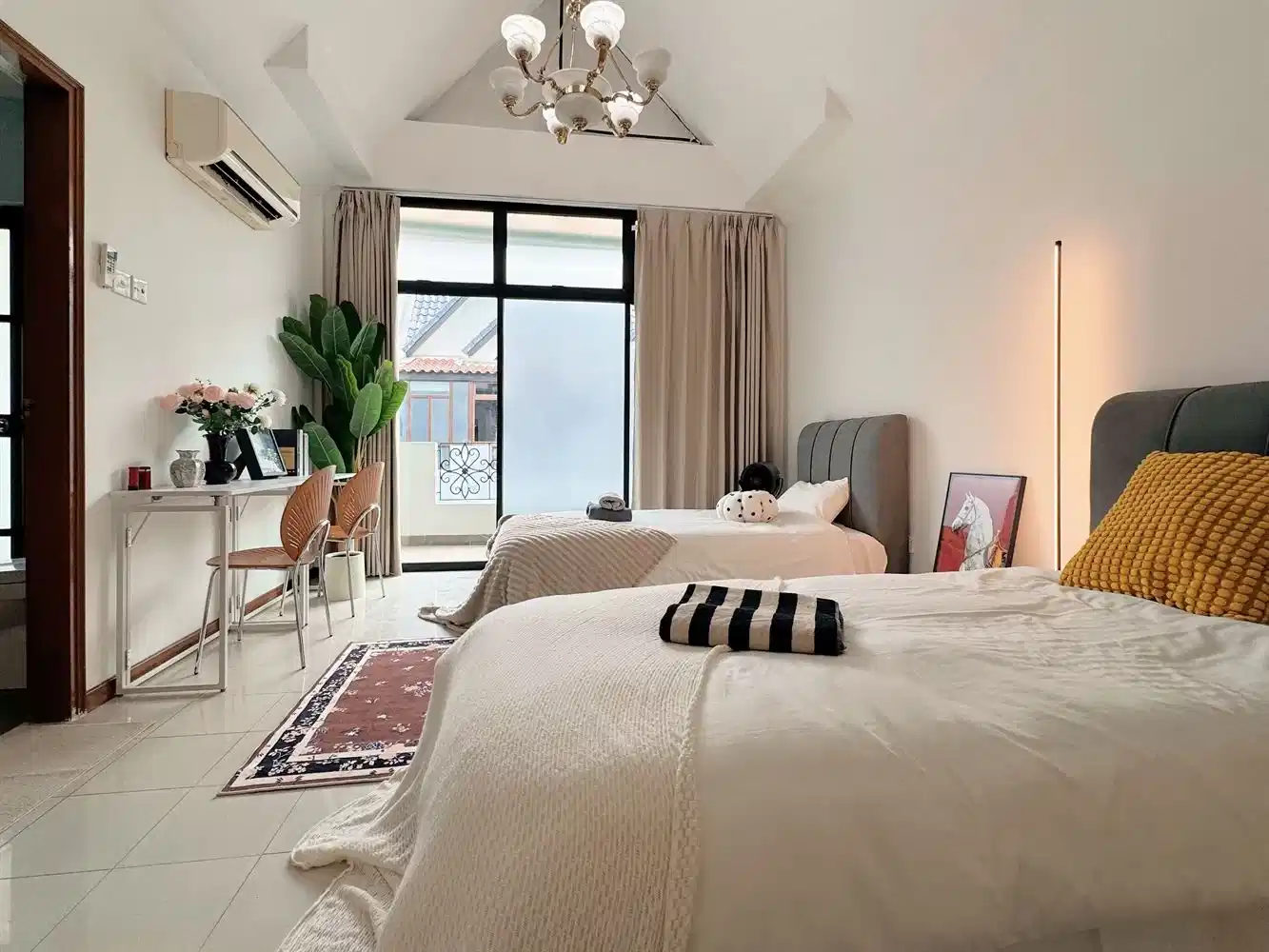 Deluxe Single Room - Shared Bathroom - Bay Window - Bedroom?w=400&h=260&fit=crop&q=40&auto=format&trim=auto