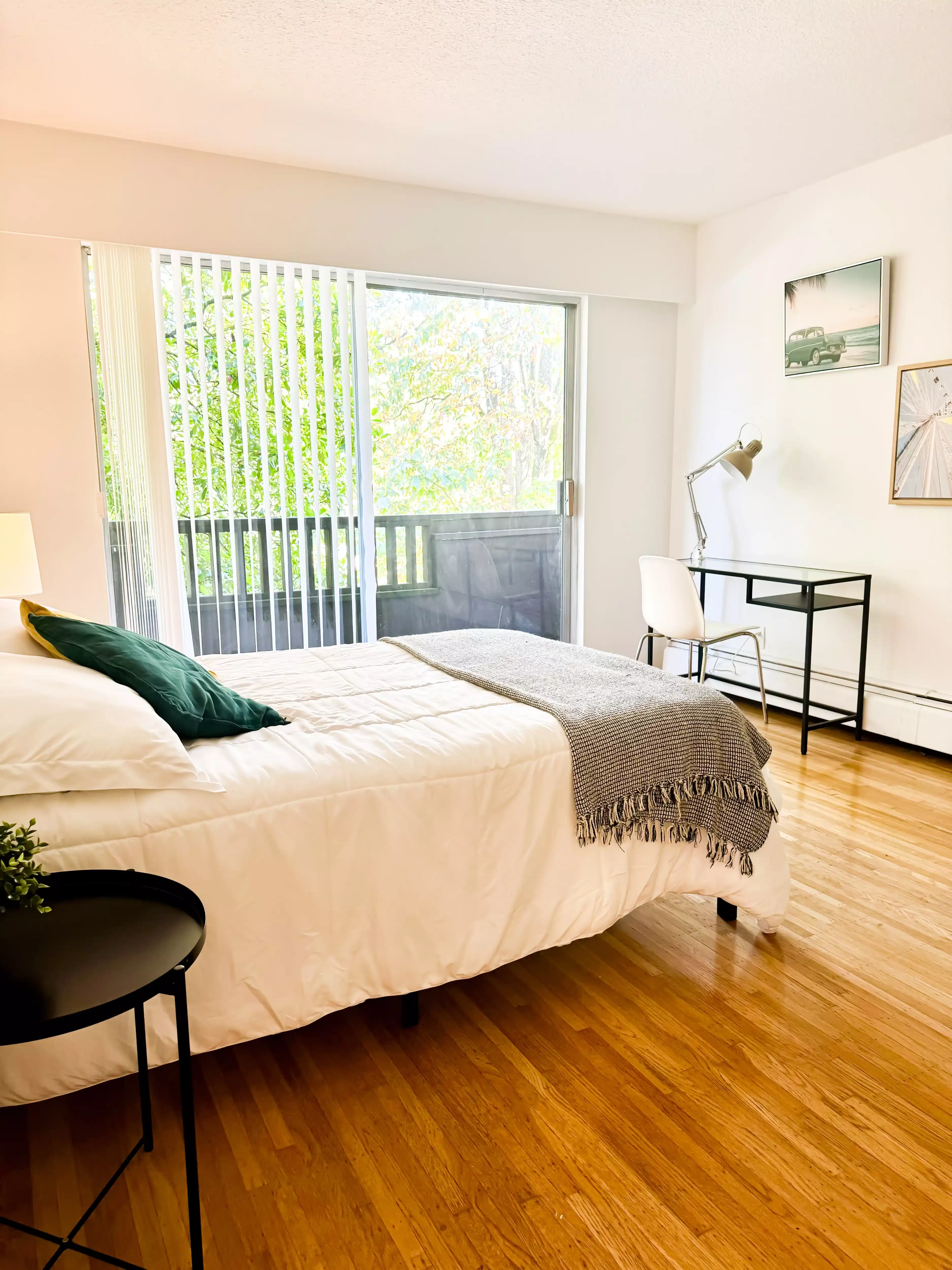 Apt 106 - Kitchen?w=400&h=260&fit=crop&q=40&auto=format&trim=auto