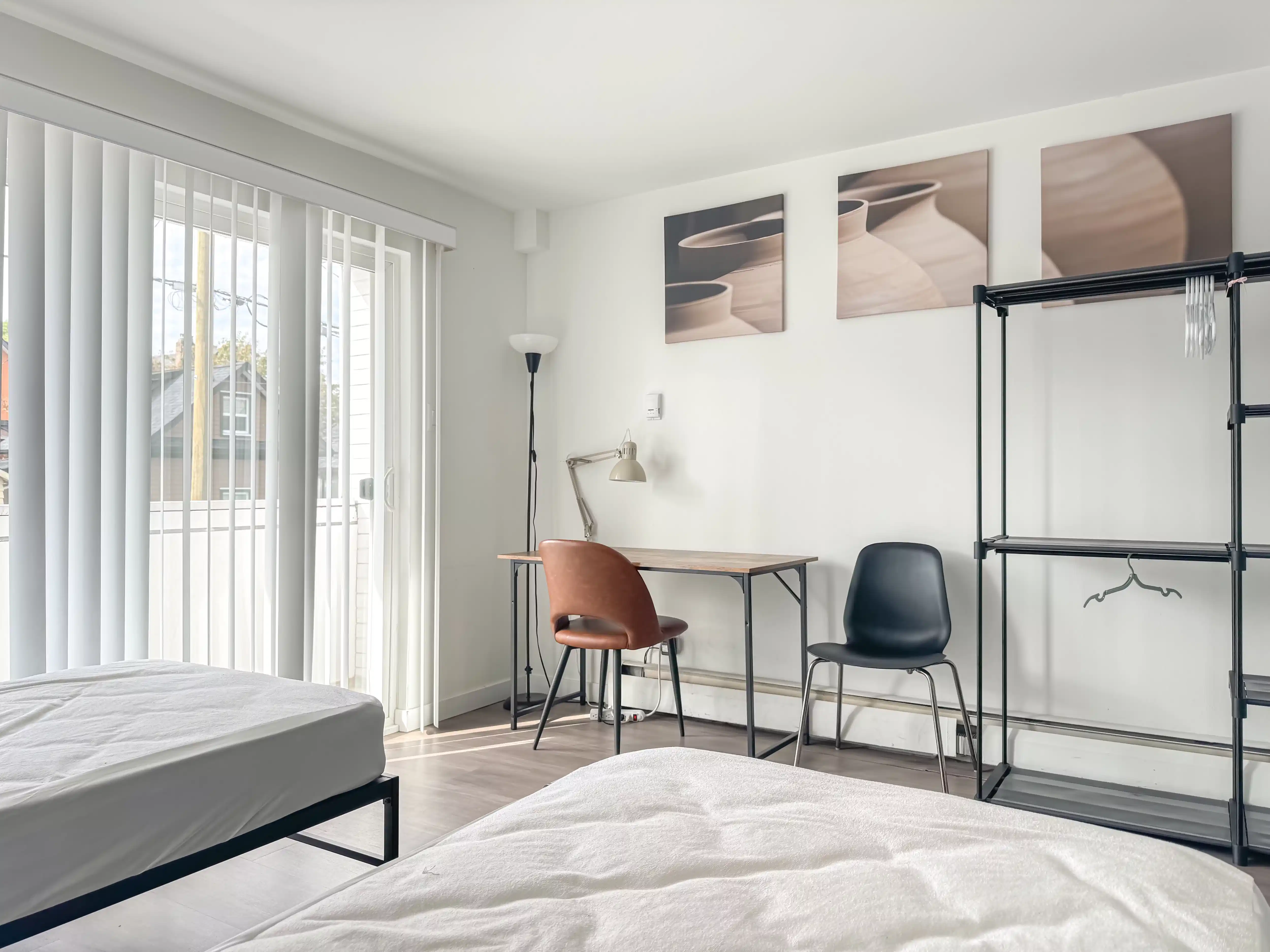 Bedroom?w=400&h=260&fit=crop&q=40&auto=format&trim=auto
