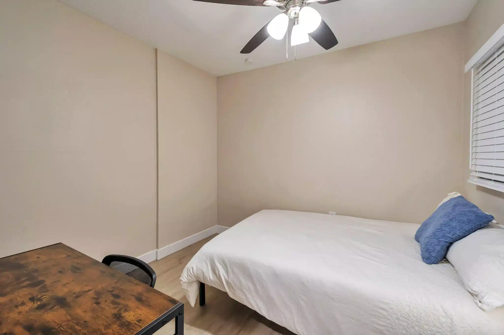 #12778 : Room in 8 Bed 4 Bath - Bathroom?w=400&h=260&fit=crop&q=40&auto=format&trim=auto