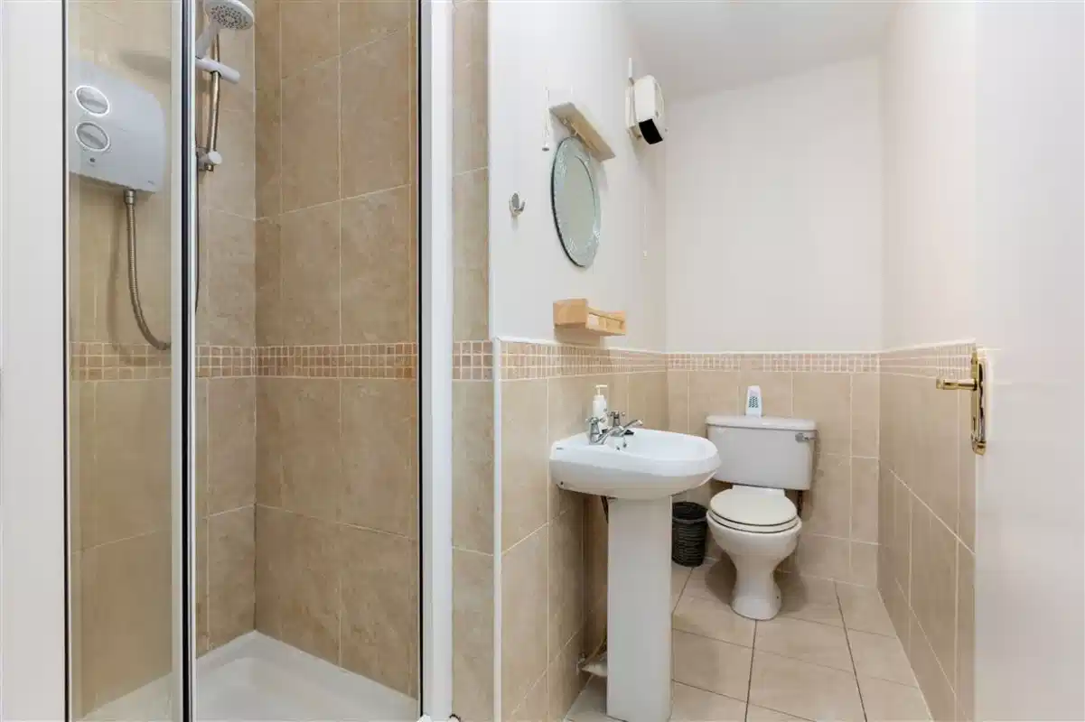 Room in a 2 Bedroom Apartment, 53 Slade Castle Ave, Saggart, Co. Dublin D24 N279 - Dublin, Ireland - Bathroom