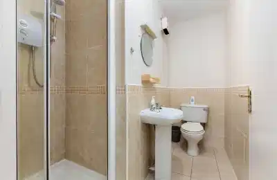 Room in a 2 Bedroom Apartment, 53 Slade Castle Ave, Saggart, Co. Dublin D24 N279 - Dublin, Ireland - Bathroom