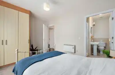 Bathroom?w=400&h=260&fit=crop&q=40&auto=format&trim=auto