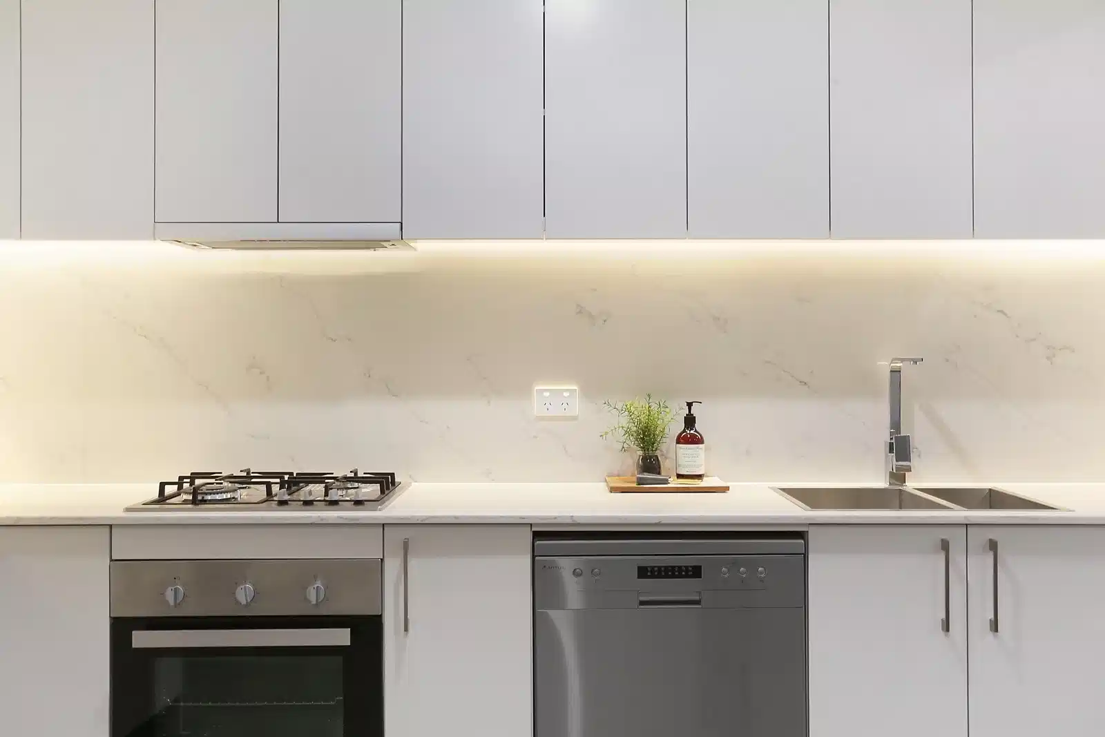 Room in a 3 Bedroom Apartment, 16 Hinchcliffe Place, Zetland, Australia NSW 2017 - Sydney, New South Wales, Australia - Kitchen