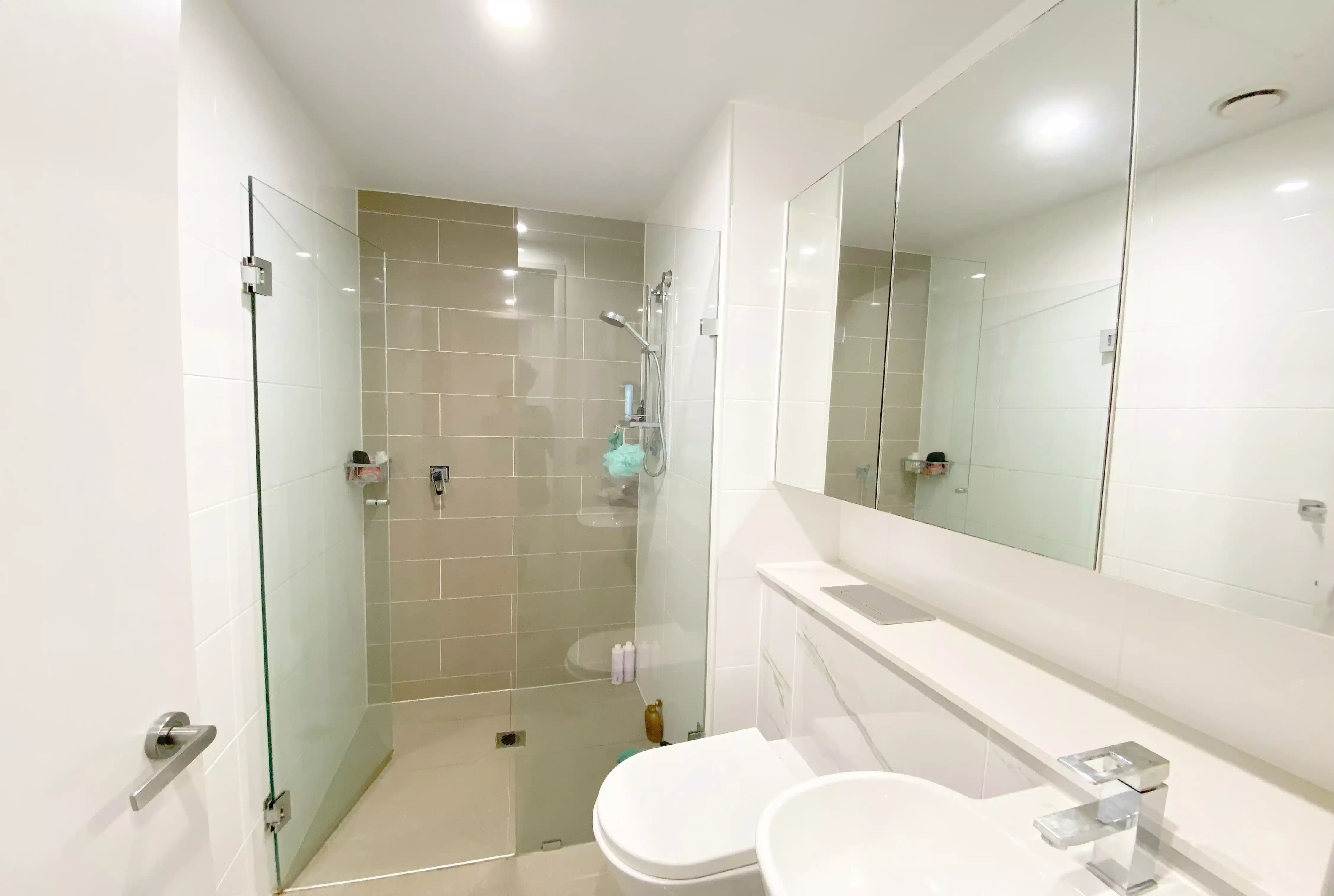 Room in a 3 Bedroom Apartment, 887 South Dowling St, Waterloo, Australia NSW 2017 4