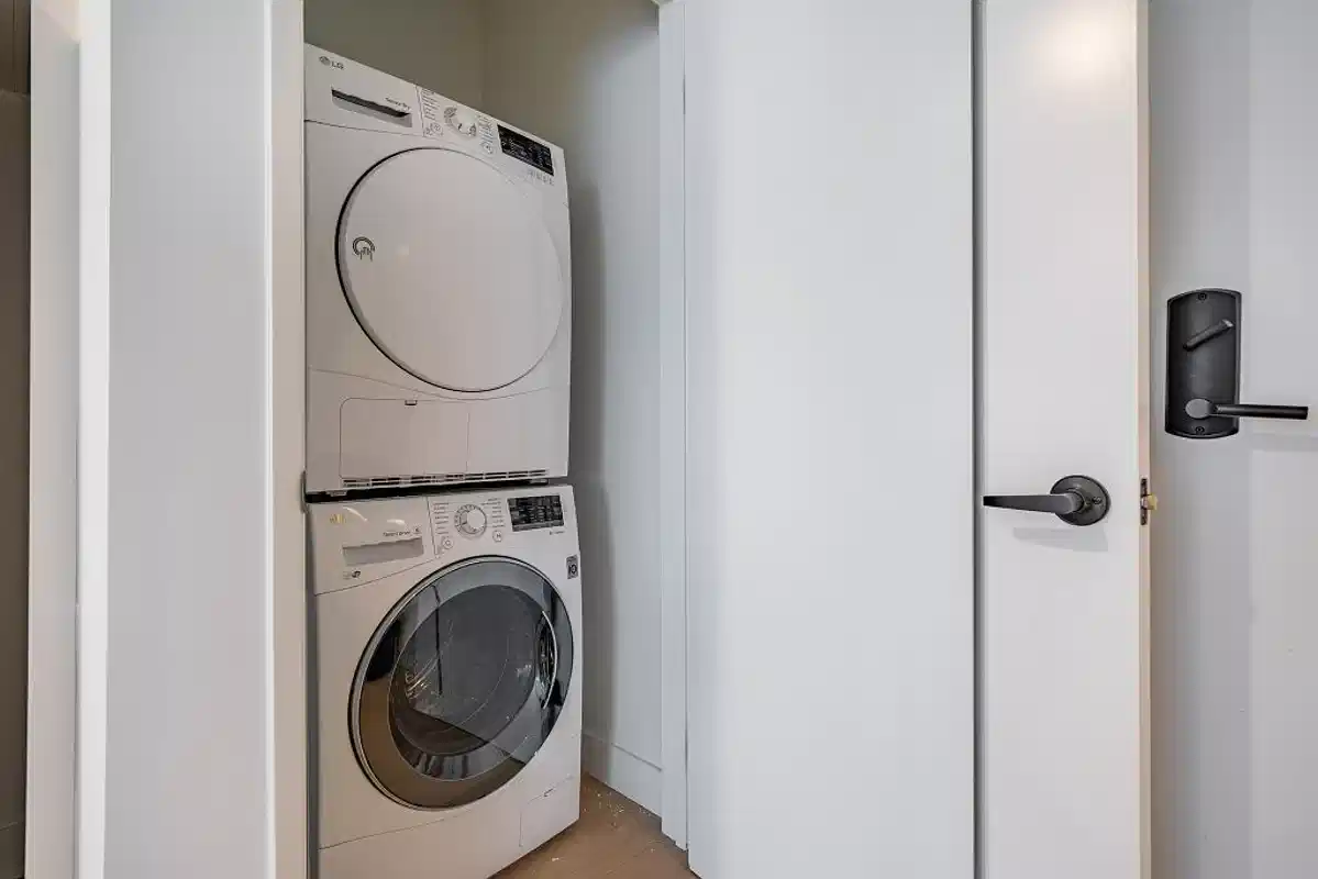 Common Area?w=400&h=260&fit=crop&q=40&auto=format&trim=auto