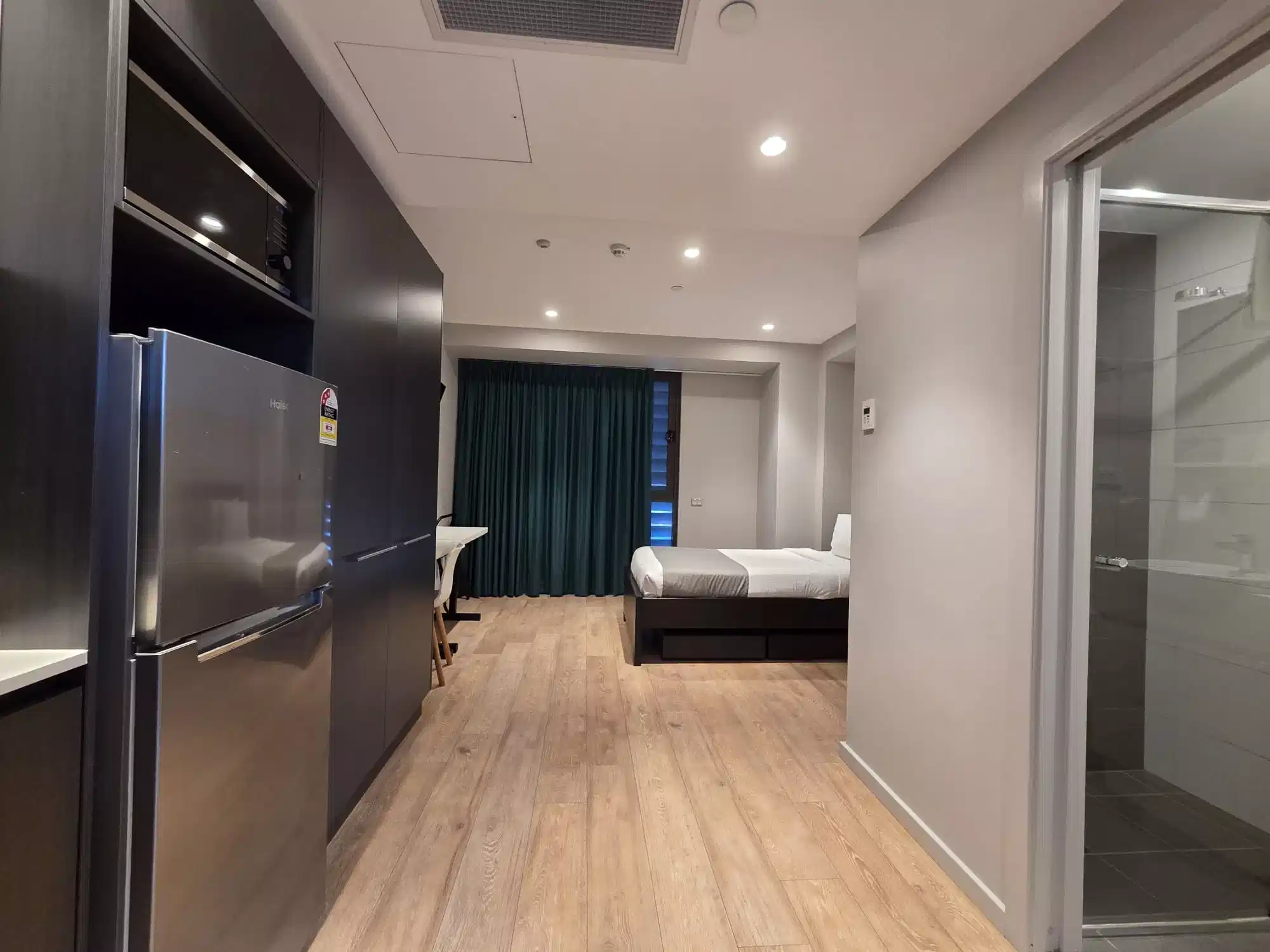 Kitchen?w=400&h=260&fit=crop&q=40&auto=format&trim=auto