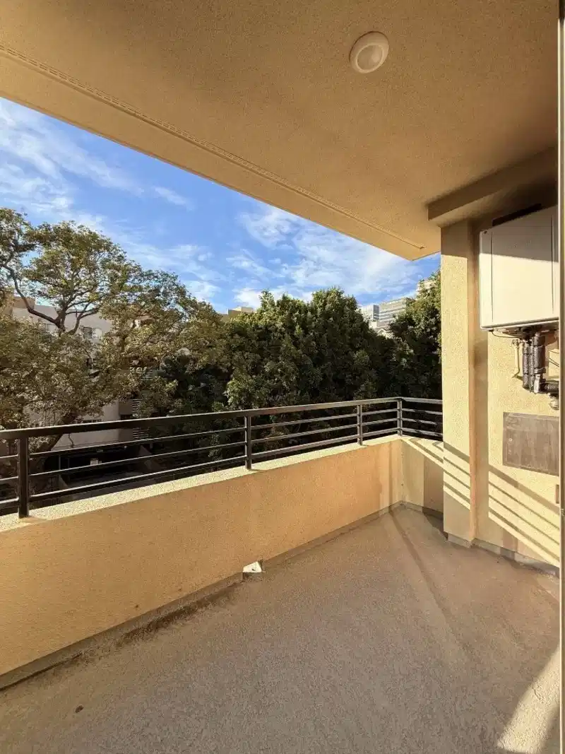 Common Area?w=400&h=260&fit=crop&q=40&auto=format&trim=auto
