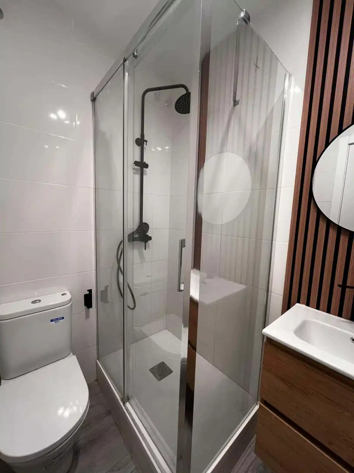 Bathroom?w=400&h=260&fit=crop&q=40&auto=format&trim=auto