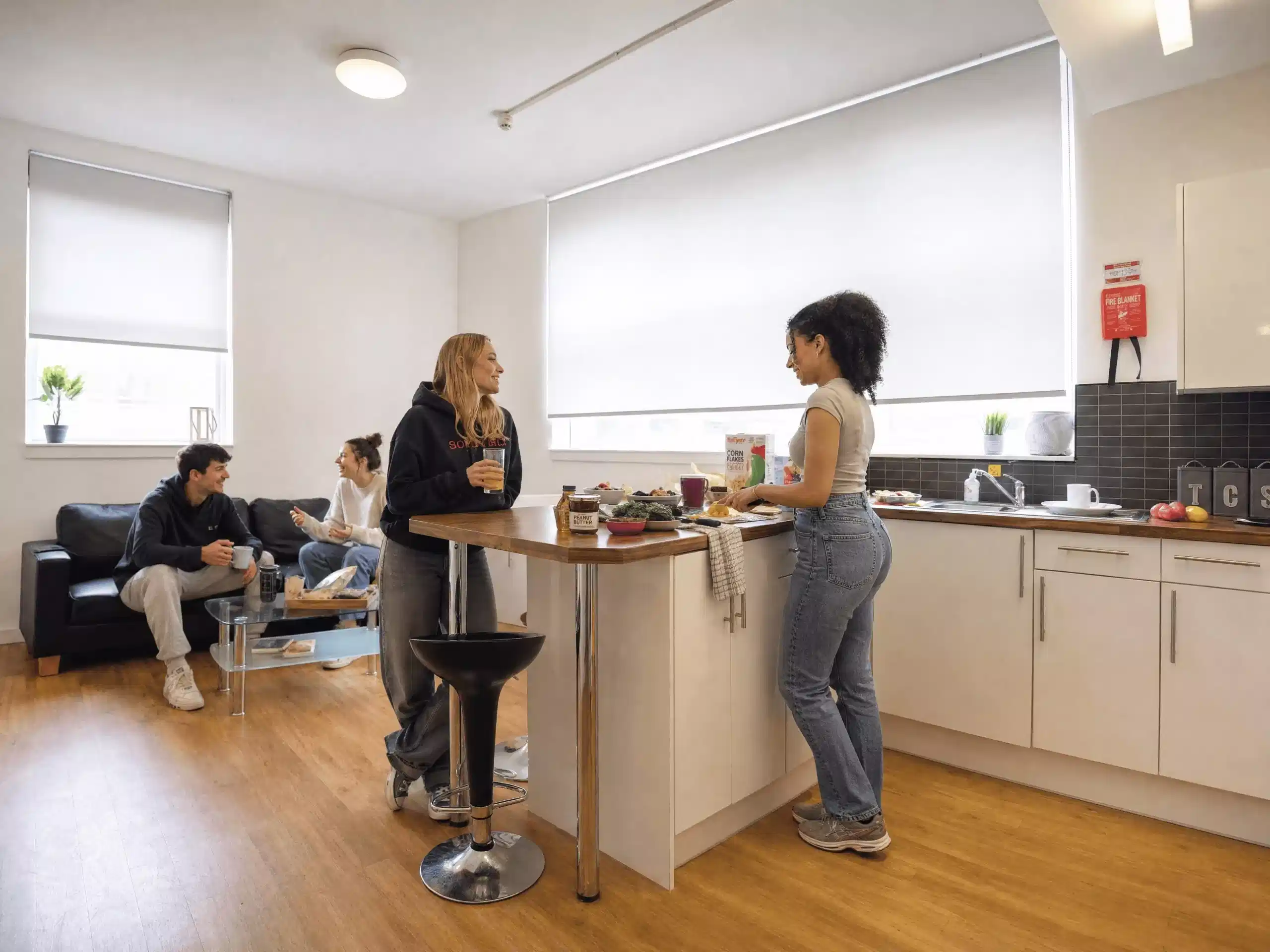 Kitchen?w=400&h=260&fit=crop&q=40&auto=format&trim=auto