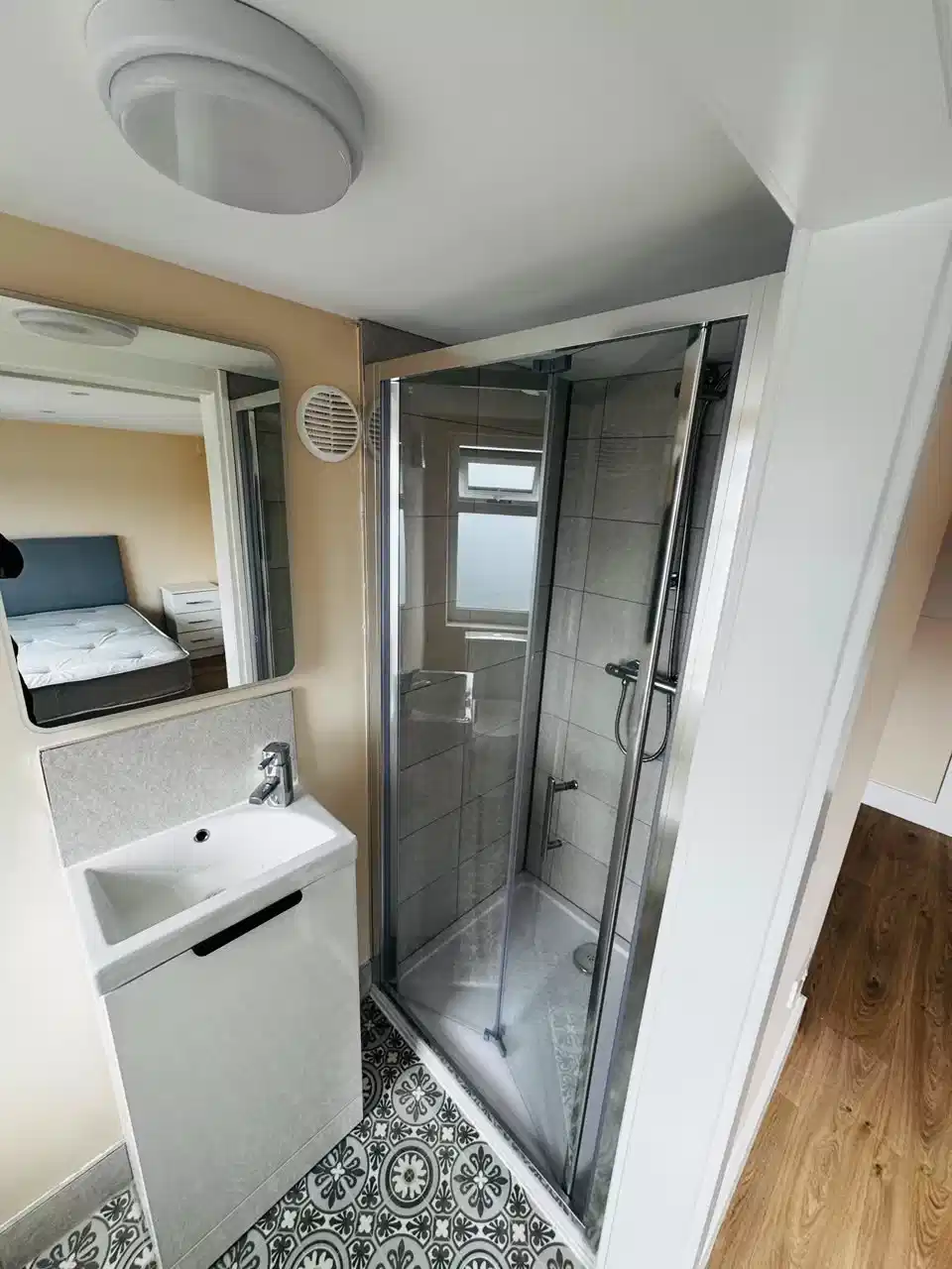 Bathroom?w=400&h=260&fit=crop&q=40&auto=format&trim=auto