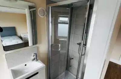 Bathroom?w=400&h=260&fit=crop&q=40&auto=format&trim=auto