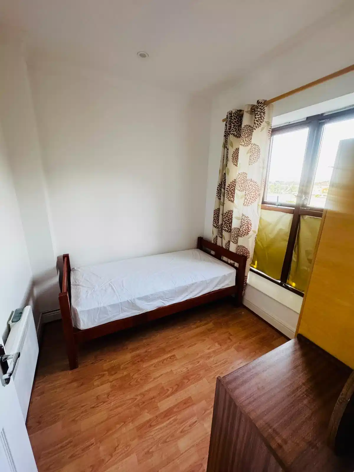 Bedroom?w=400&h=260&fit=crop&q=40&auto=format&trim=auto