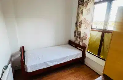 Bedroom?w=400&h=260&fit=crop&q=40&auto=format&trim=auto