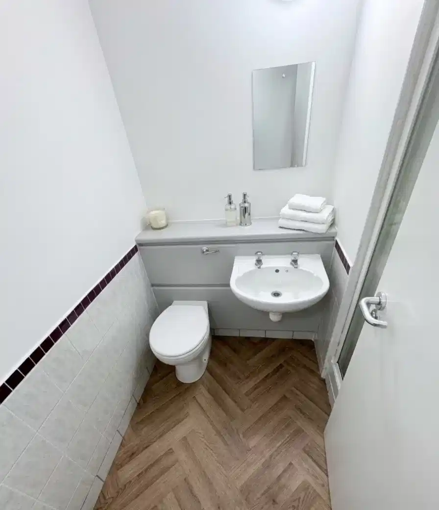 Room in a 4 Bedroom Apartment, Apartment 71, North Quay Place, Pope's Quay Street, Cork, T23 Y0FD - Cork, Ireland - Bathroom