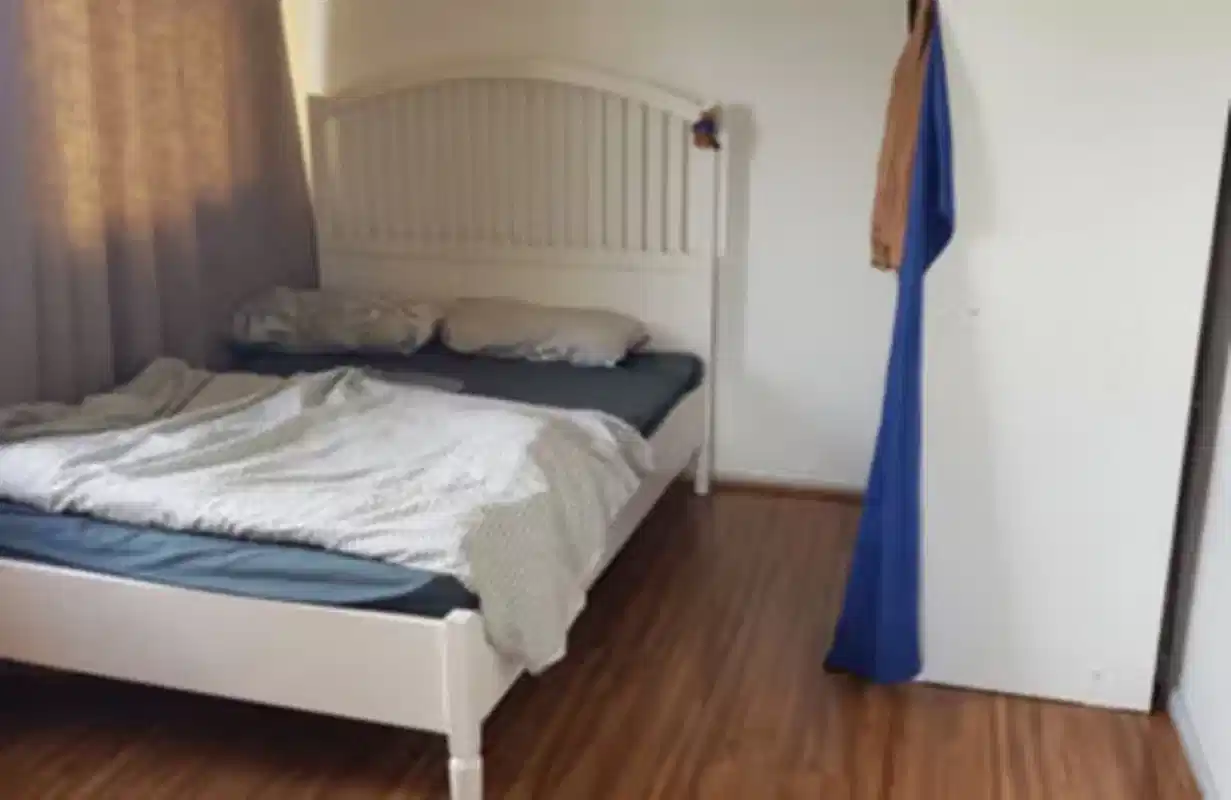 Bathroom?w=400&h=260&fit=crop&q=40&auto=format&trim=auto