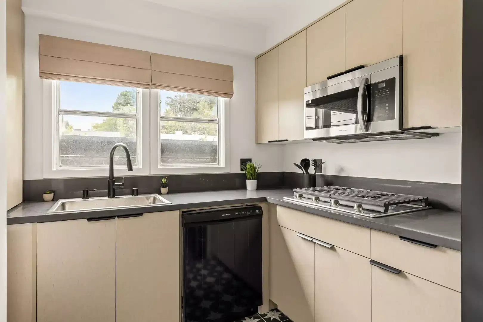 Amenities?w=400&h=260&fit=crop&q=40&auto=format&trim=auto