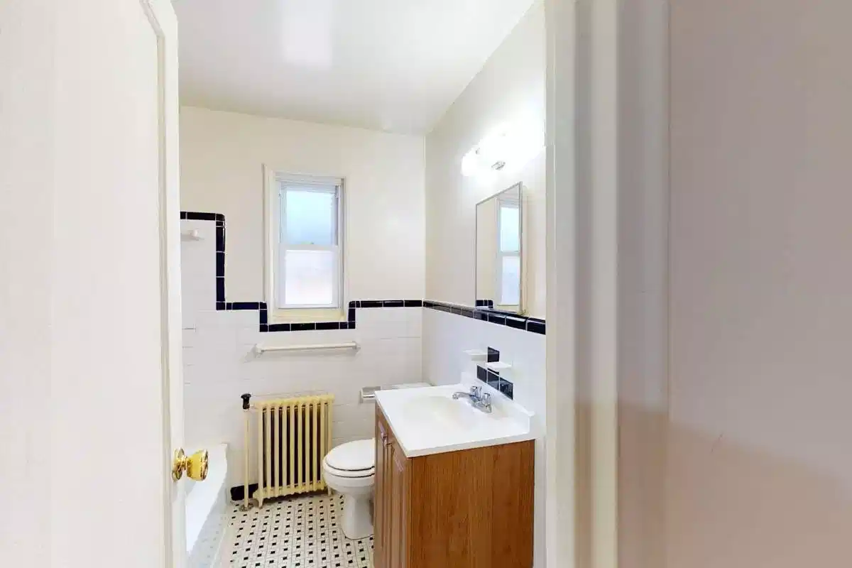 River Terrace Gardens, River Edge - Hackensack, New Jersey, United States - Bathroom