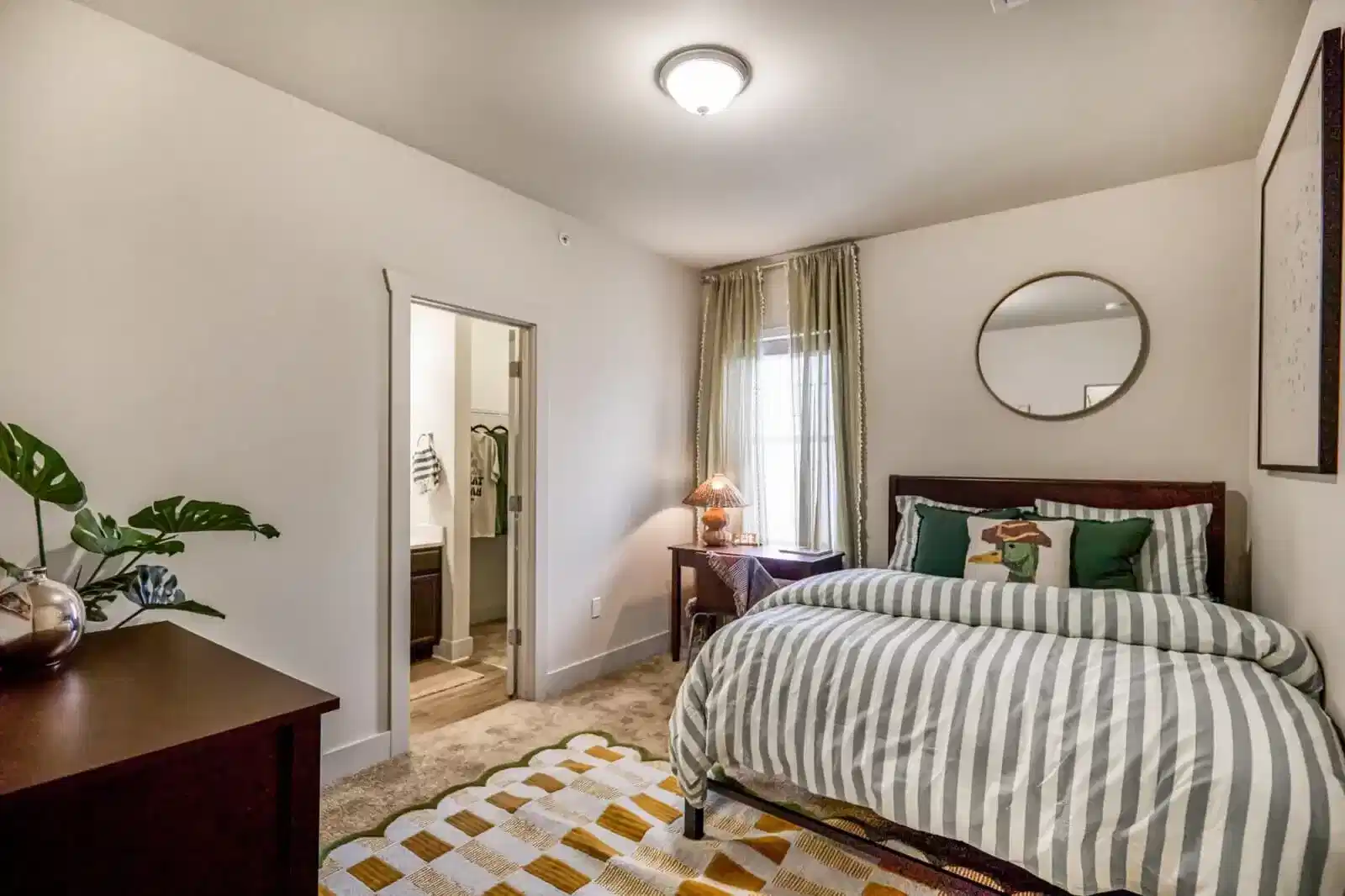 Bedroom?w=400&h=260&fit=crop&q=40&auto=format&trim=auto