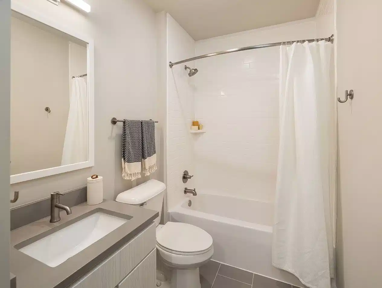 Common Area?w=400&h=260&fit=crop&q=40&auto=format&trim=auto